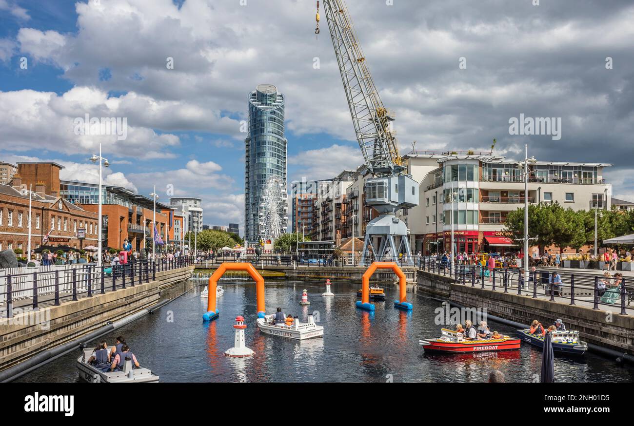 Imbarcazioni da diporto sul canalside di Gunwharf Quays, Portsmouth, Hamphire, Inghilterra sudorientale Foto Stock