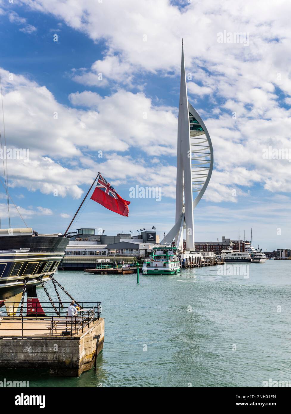 Vista della storica Spinnaker Tower di 170 metri presso Gunwharf Quays, Portsmouth Harbour, Hampshire, Inghilterra sudorientale Foto Stock