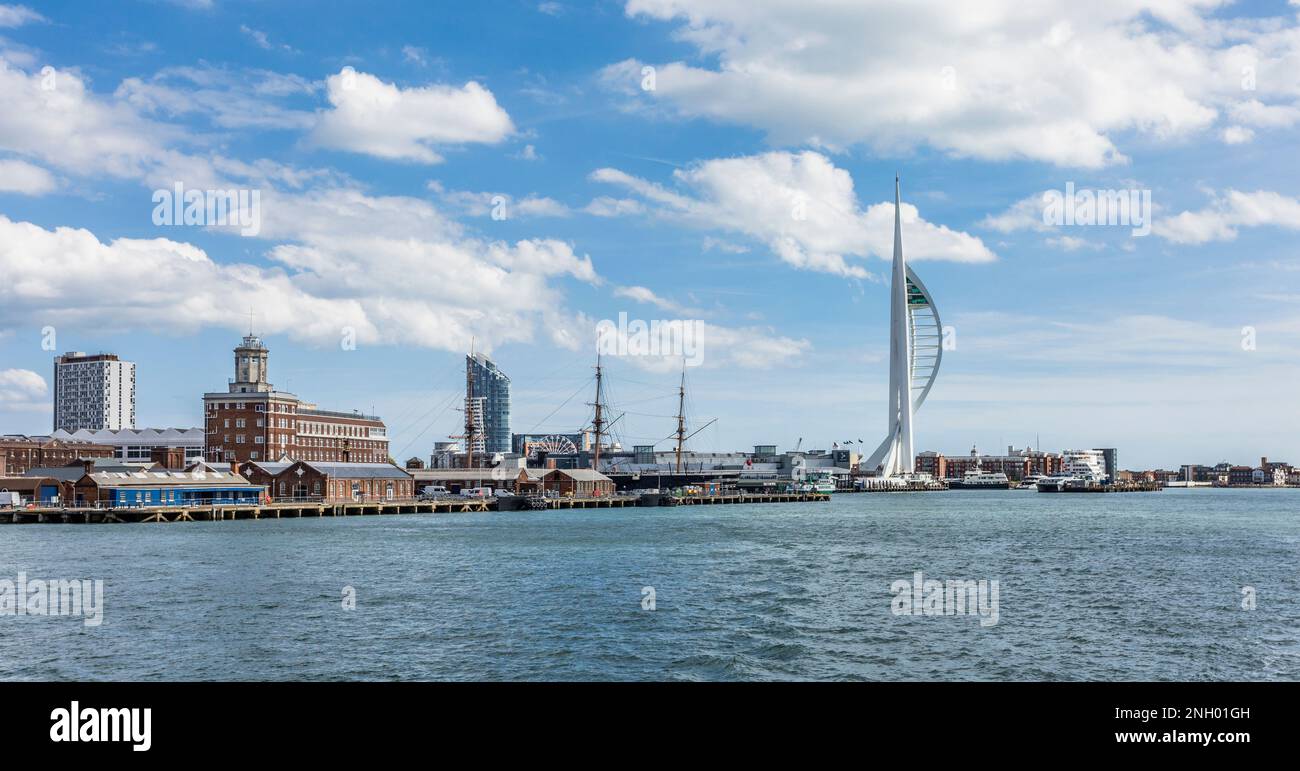 Porto di Portsmouth con base navale e 170 metri Spinnaker Tower, portsmouth, Hampshire, Inghilterra sudorientale Foto Stock