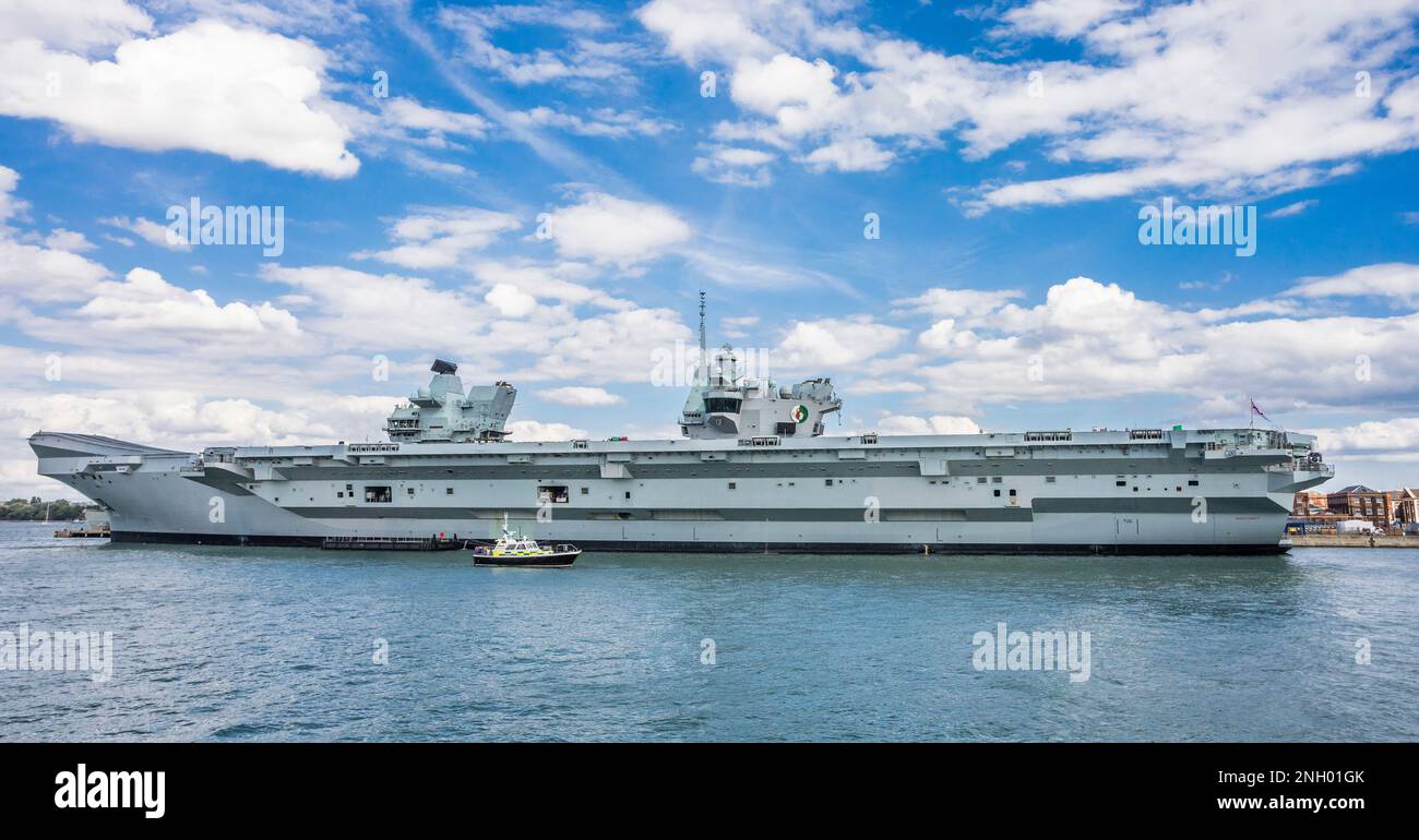 Portaerei HMS Queen Elizabeth alla base navale di His Majesty Portsmouth, Hampshire, Inghilterra sudorientale Foto Stock