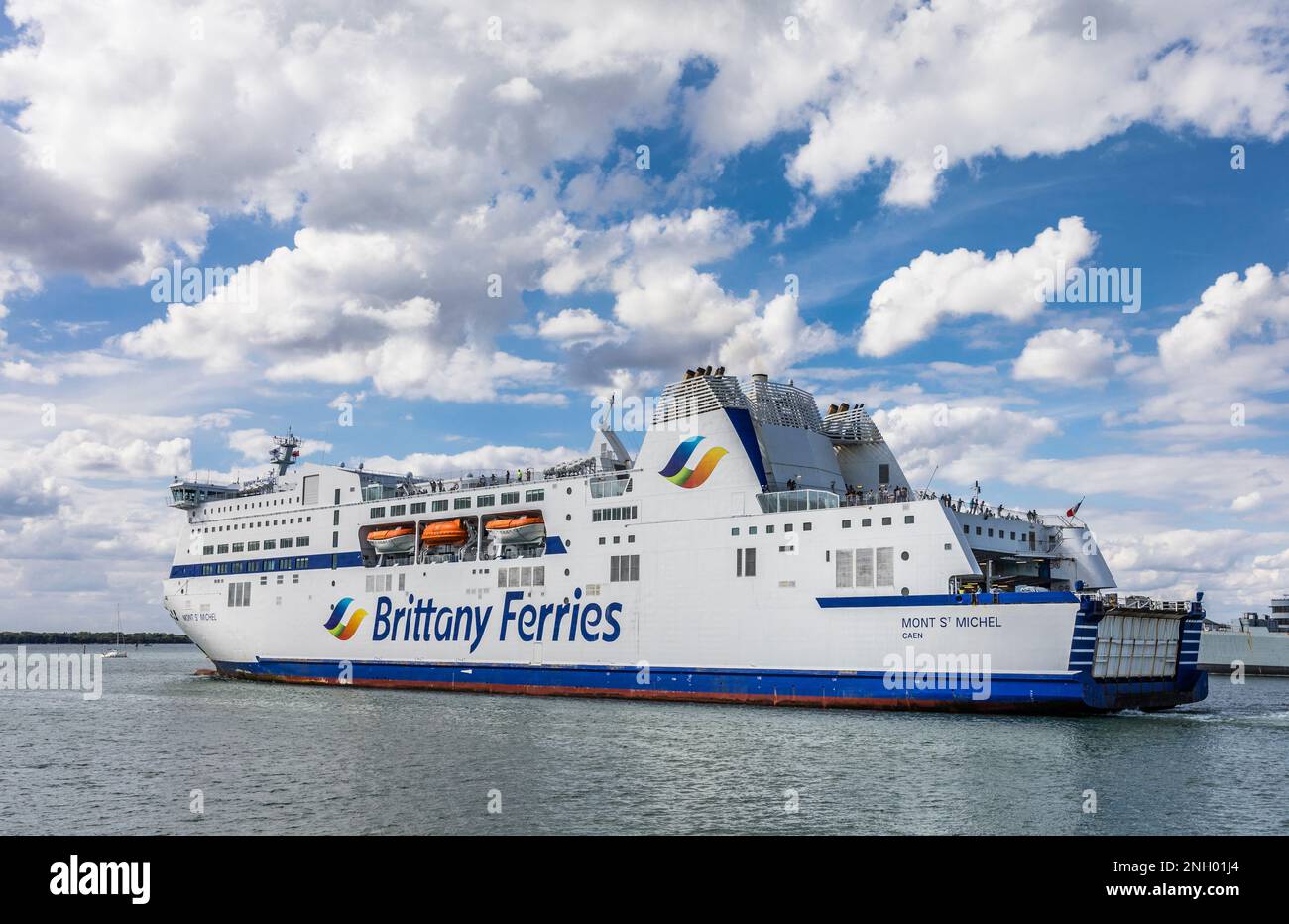 Bretagna Ferry 'Mont St. Michel' lasciando il porto di Portsmouth, Hampshire, Inghilterra sudorientale Foto Stock