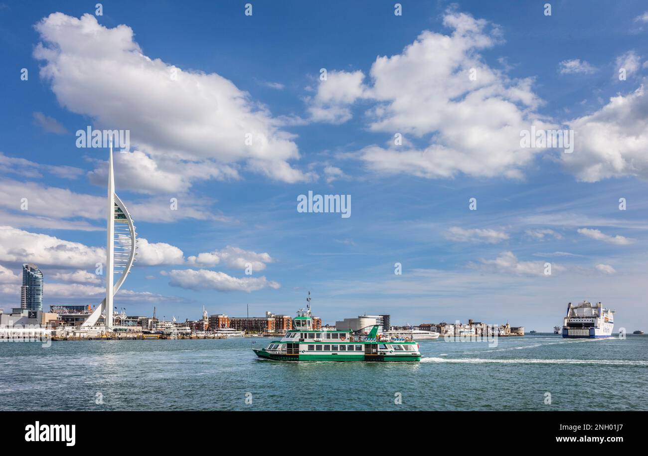 Porto di Portsmouth con la storica Torre Spinnaker, 170 metri, Hampshire, Inghilterra sudorientale Foto Stock