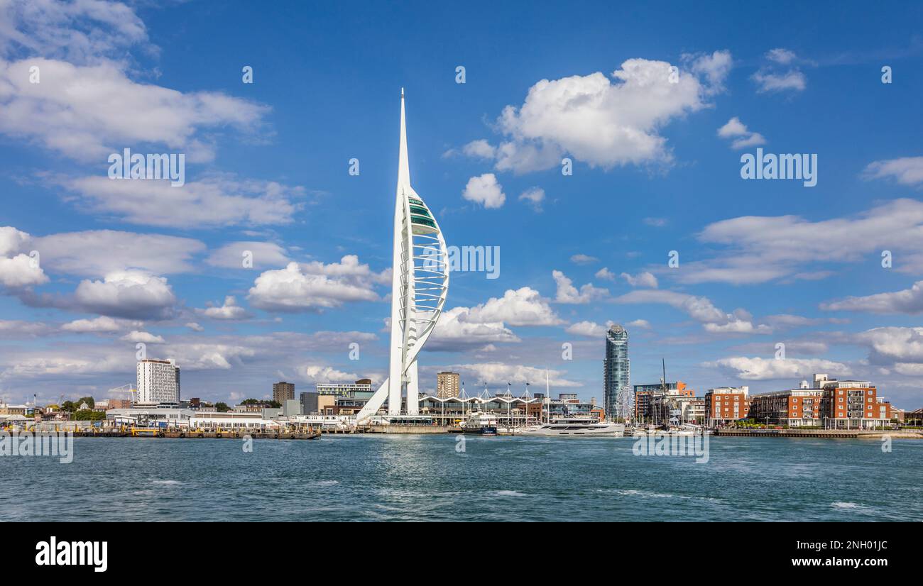 Porto di Portsmouth con la storica Torre Spinnaker, 170 metri, Hampshire, Inghilterra sudorientale Foto Stock