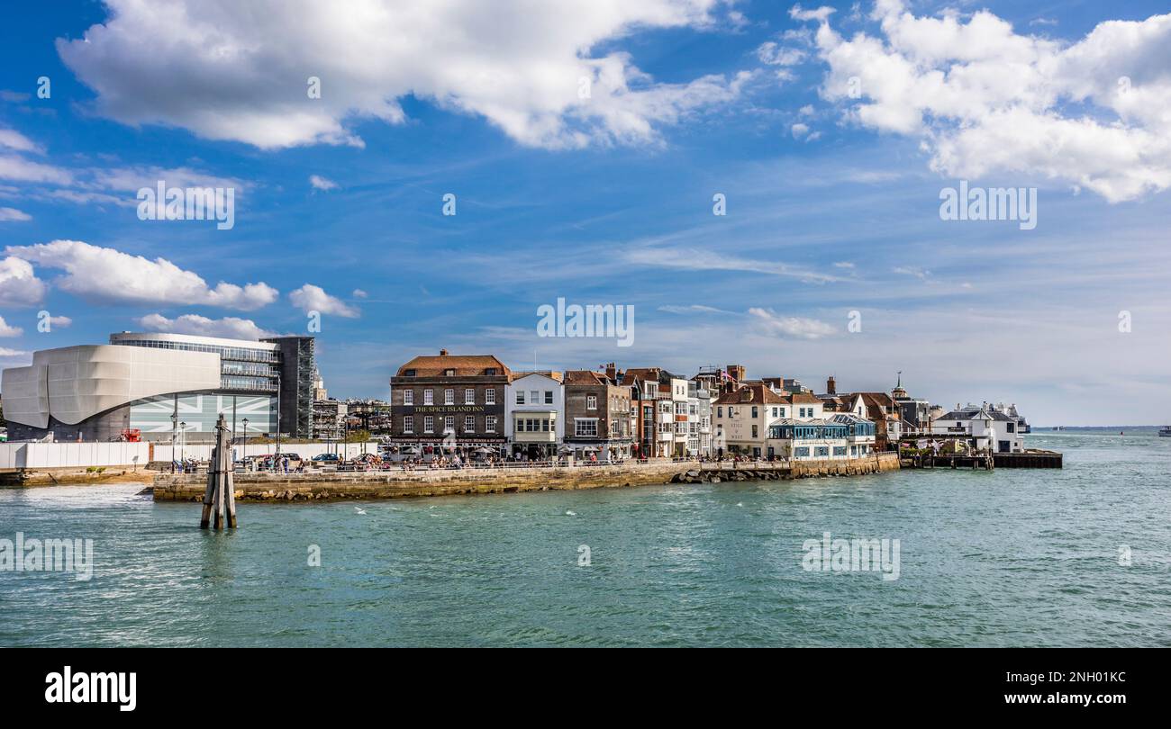 Vista di Portsmouth Point, o 'Spice Island', che fa parte della vecchia Portsmouth a Portsmouth, Hampshire, Inghilterra sudorientale Foto Stock