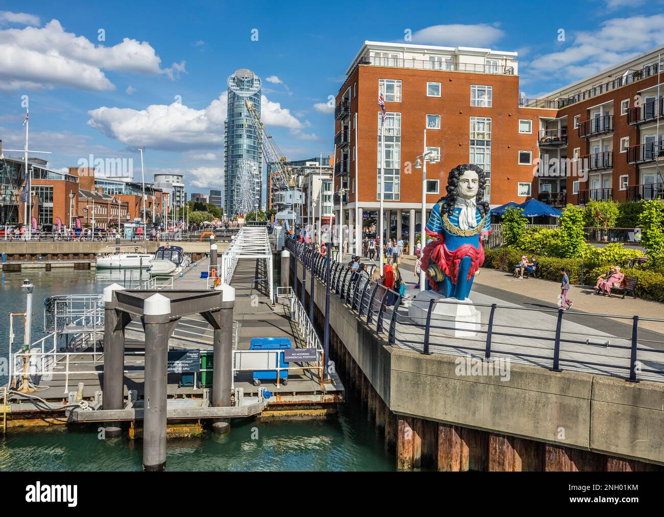 HMS Marlborough Figurehead al Millennium Walkway, Gun Wharf Quay, Portsmouth, Hampshire, Inghilterra sudorientale Foto Stock