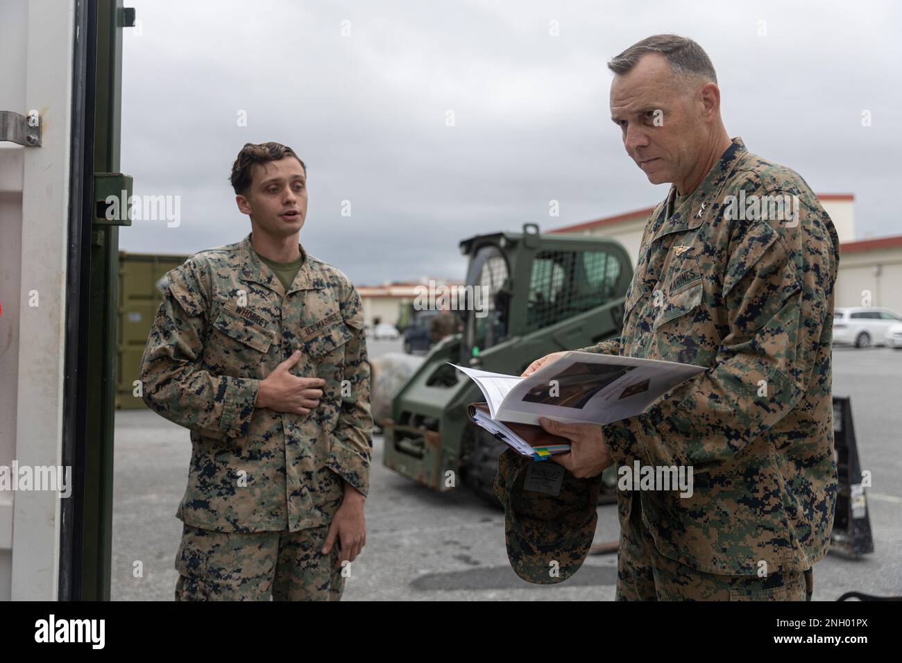 STATI UNITI Drake Whobrey, a sinistra, un ingegnere di combattimento assegnato a Marine Wing Support Squadron (MWSS) 172, spiega le procedure di riparazione dei danni ai campi aerei al Gen. Eric Austin, comandante generale di 1st Marine Aircraft Wing, durante la sua visita a MWSS-172 a Camp Foster, Okinawa, Giappone, il 2 dicembre 2022. MWSS-172 ha ospitato Austin per mostrare le funzionalità avanzate di base. Foto Stock