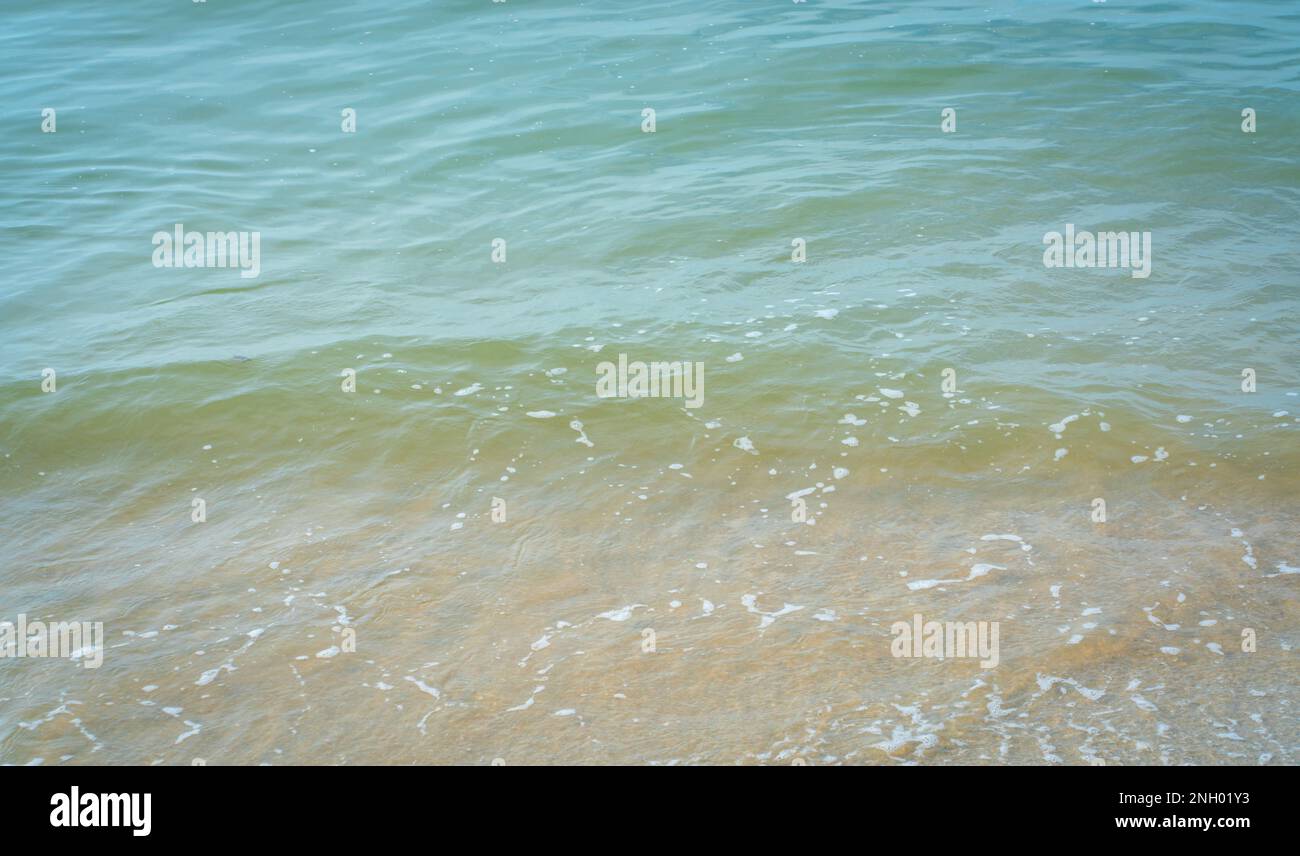 Acqua di mare con onde mite, vista dall'alto. Vicino alla spiaggia. Foto Stock
