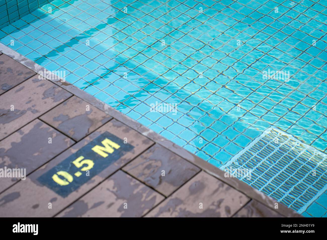 Piscina con segno di 0,5m sul pavimento piastrelle. Visualizzazione della profondità della piscina. Foto Stock