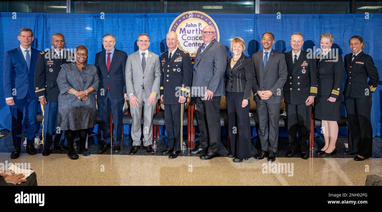 I partecipanti al Murtha Cancer Center (MCC) 10th Anniversary Celebration il 2 dicembre 2022 al WRNMMC, si allinea per una foto di gruppo. Essi sono (da sinistra a destra): Craig Shriver, MD, Direttore, il John P. Murtha Cancer Center; CW4 Charles Felder, USA, JTF NCR J/G1, Fort McNair Mrs. Melinda DeLoatch-Speight, Coast Guard spose; Douglas Lowy, MD, Principal Vice Director, National Cancer Institute; Steven Lieberman, MD, Vice Sottosegretario per la Salute, Dipartimento degli Affari dei Veterani degli Stati Uniti; Luogotenente Generale Ronald Place, USA, Direttore, Agenzia per la Salute della Difesa; Colonnello Brian Murtha Foto Stock