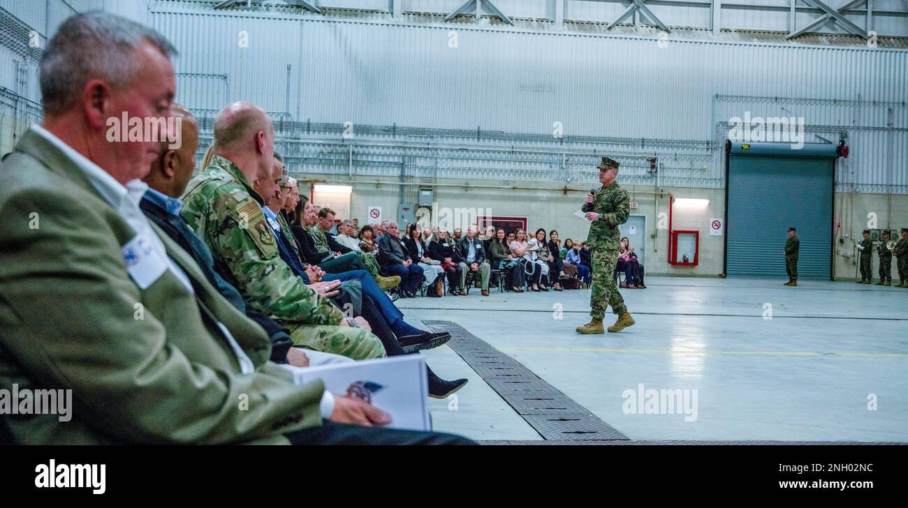 STATI UNITI Gallagher, comandante del gruppo di aerei marini 49 distaccamento B, si rivolge alla folla durante una cerimonia di disattivazione per lo squadrone, a Newburgh, New York, 2 dicembre 2022. Il corpo Marino prevede di attivare VMGR-153 nell'anno fiscale 2023. Lo squadrone avrà sede presso la Marine Corps Air Station di Kaneohe Bay, Hawaii. Foto Stock