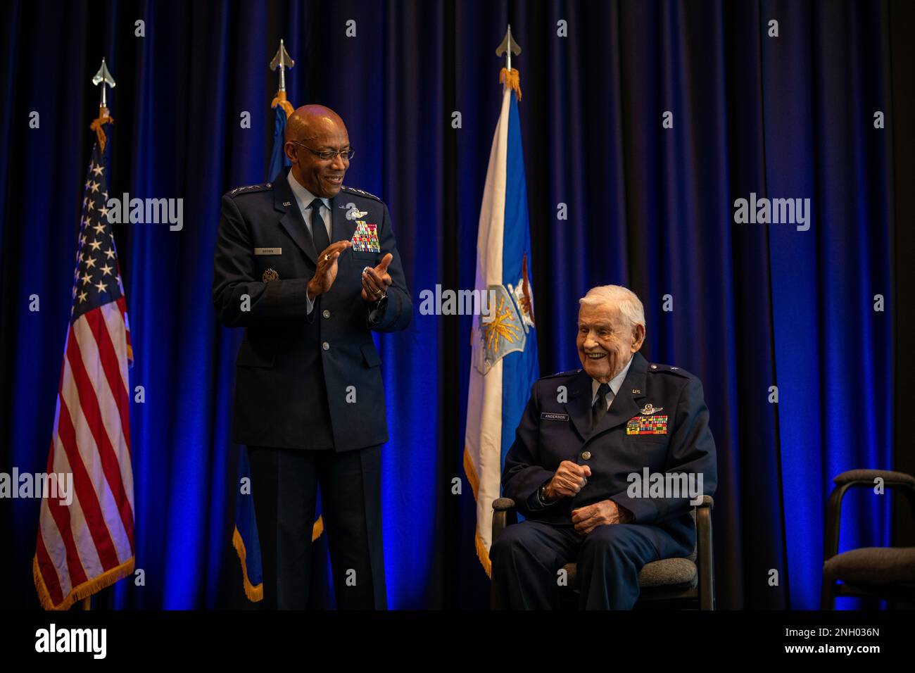 Capo di Stato maggiore dell'aeronautica Gen. CQ Brown, Jr. E Brigg in pensione. Il generale Clarence E. “Bud” Anderson, festeggia durante una cerimonia che promuove Anderson al rango onorario di brigadiere generale presso il Museo aerospaziale della California a McClellan, California, 2 dicembre 2022. La cerimonia è stata un'occasione per onorare l'asso triplo di 100 anni della seconda guerra mondiale durante il 75th° anniversario degli Stati Uniti L’istituzione dell’Aeronautica militare. Foto Stock