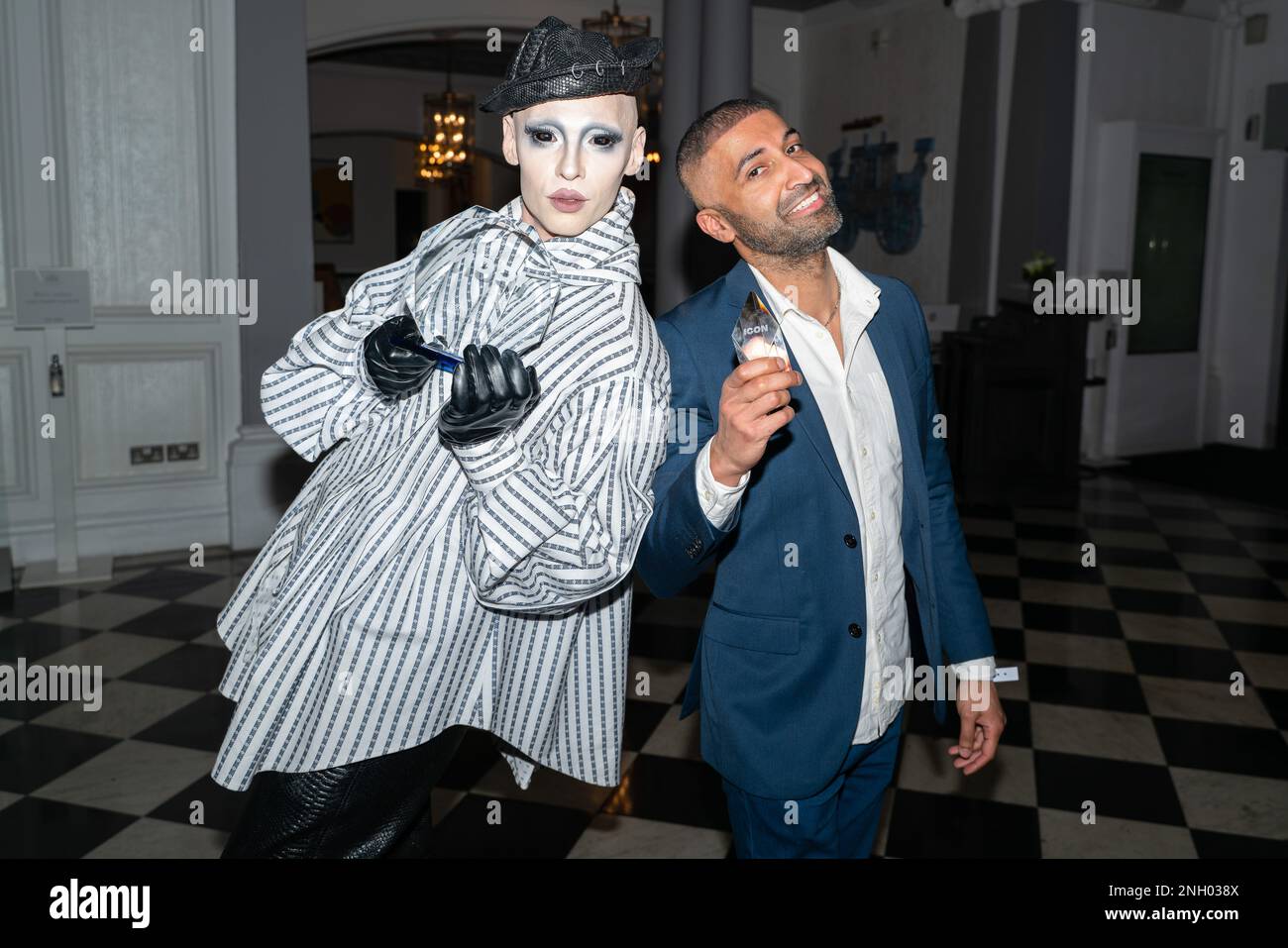 Londra, Regno Unito. 17th Feb, 2023. (L-R) i vincitori del premio speciale con i loro premi Cheddar Gorgeous e Kayas Irshad posano per una foto. Questo è Icon Awards parte della settimana della moda di Londra ha tenuto un gala di premi celebrità il 17th febbraio presso il De Vere Grand Connaught Rooms di Londra in aiuto di beneficenza Prost8organized da Buzz Talent. (Foto di Bonnie Britain/SOPA Images/Sipa USA) Credit: Sipa USA/Alamy Live News Foto Stock