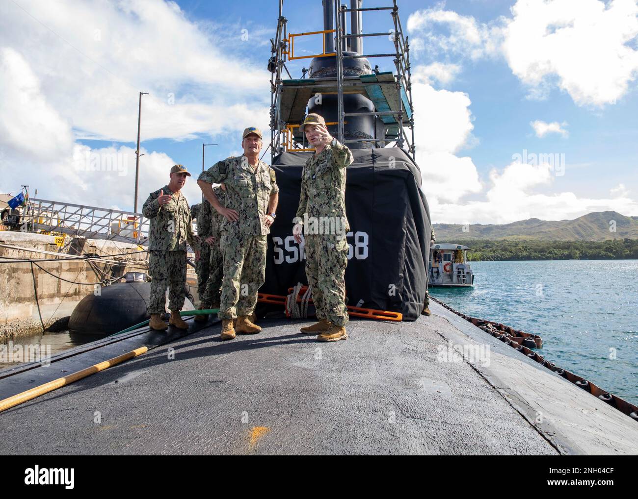 BASE NAVALE GUAM (2 dicembre 2022). Jeff Jablon, comandante, Submarine Force, USA Pacific Fleet, al centro, riceve un tour del sottomarino ad attacco rapido della classe Los Angeles USS Asheville (SSN 758) presso la base navale Guam di CMdR. Thomas Dixon, comandante, USS Asheville (SSN 758), a destra, durante una visita di routine a Guam, 2 dicembre. Asheville è uno dei cinque sottomarini assegnati al comandante, Submarine Squadron (SUBRON) 15. SUBRON 15 è responsabile della fornitura di formazione, materiale e supporto per la preparazione del personale a cinque sottomarini ad attacco rapido di classe Los Angeles, distribuiti in futuro, ed è situato a Polari Foto Stock