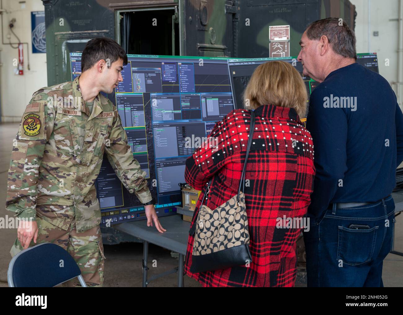 STATI UNITI Air Force Airman 1st Class Micah Harwood, 607th Air Control Squadron tecnico di sistemi di trasmissione a radiofrequenza, presenta il sistema congiunto di distribuzione di informazioni tattiche ai membri della comunità al 56th Operations and Maintenance Groups Open House, 2 dicembre 2022, presso Luke Air Force base, Arizona. L'open house ha presentato le tecnologie passate e presenti utilizzate dagli Stati Uniti Air Force per basare personale, comandanti onorari, e residenti della comunità circostante. Foto Stock