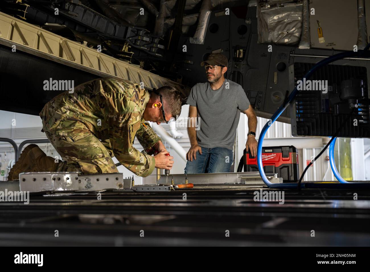 Senior Airman Tyler Glisson, 15th manutenzione Squadron Aircraft manutenzione strutturale journeyman, misura una staffa per riparare la rampa C-17 Globemaster III durante una riparazione a livello di deposito presso Joint base Pearl Harbor-Hickam, Hawaii, 2 dicembre 2022. Assicurarsi che questa riparazione sia completata è essenziale per la sicurezza e l'efficienza delle missioni di carico, conduzione di gocce d'aria e evacuazione in ambito medico. Foto Stock