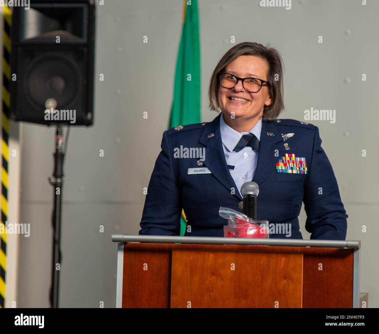 Anniesa Selimos, comandante dello Squadrone di Staging Aeromedico 446th (ASTS), parla con i cittadini della riserva Airmen dopo aver assunto il comando dello squadrone alla base congiunta Lewis McChord, Washington, 3 dicembre 2022. Prima di diventare comandante dello squadrone, Selimos servì come assistente di comando aggiunto all'Air Force Reserve Command nella base dell'aeronautica militare di Robins, Georgia. Foto Stock