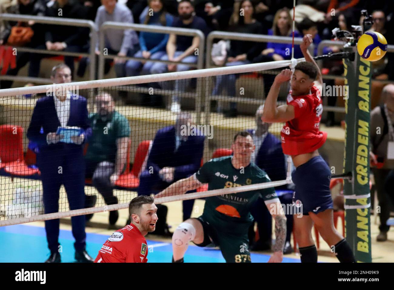 PalaMazzola, Taranto, Italia, 18 febbraio 2023, Zbigniew Bartman Emma Villas Siena in attacco. Durante Gioiella Prisma Taranto vs Emma Villas Aubay Siena - Pallavolo Serie a Campionato Italiano Superleague uomini Foto Stock