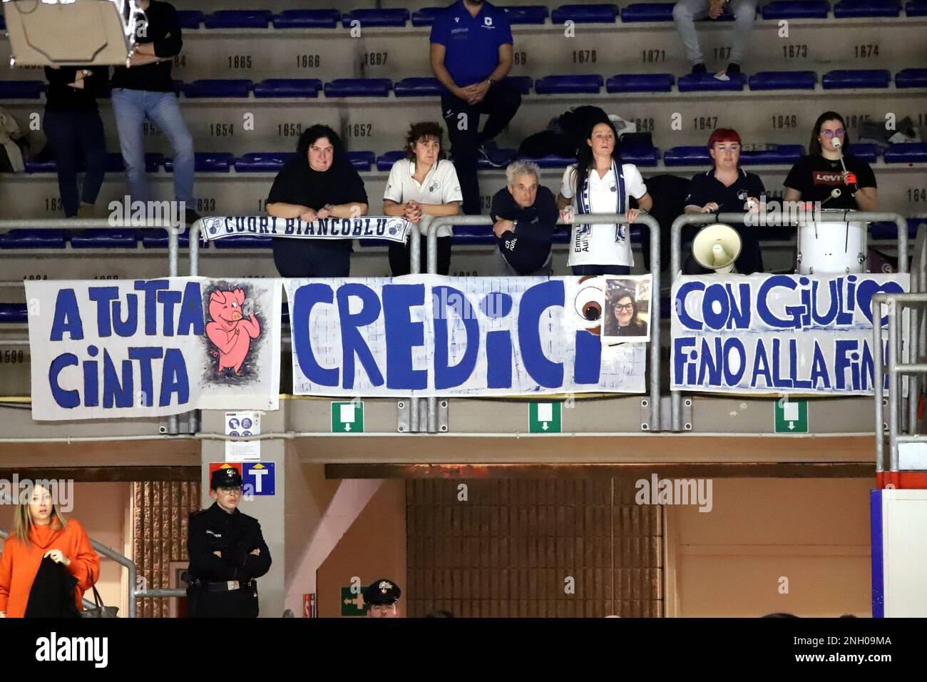 PalaMazzola, Taranto, Italia, 18 febbraio 2023, Emma Villas Siena tifosi a Taranto. Durante Gioiella Prisma Taranto vs Emma Villas Aubay Siena - Pallavolo Serie a Campionato Italiano Superleague uomini Foto Stock