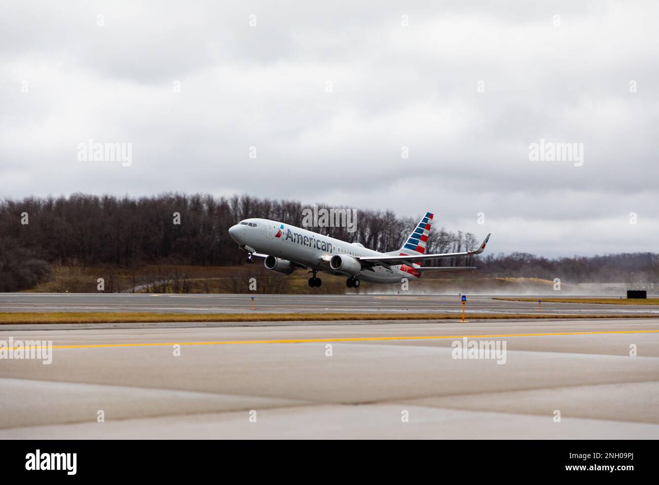 L'aereo contenente le famiglie Gold Star decolla per iniziare il viaggio dello Snowball Express presso l'aeroporto internazionale di Pittsburgh, Pennsylvania, 3 dicembre 2022. Lo Snowball Express della Gary Sinise Foundation è stato sviluppato per ospitare un'esperienza di cinque giorni per oltre 1.750 bambini dei membri del servizio Caduti e dei loro genitori sopravvissuti o tutori al Walt Disney World, con un tempo speciale per onorare i loro caduti e una miscela di divertimento intrattenimento e programmi ispiratori. Questo sarà il primo Snowball Express in tre anni. Gary Sinise Foundation, Gold Star Family, aeroporto di Pittsburgh, Snowball Express, Foto Stock