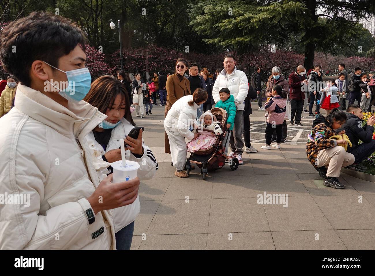 Changzhou, Cina. 19th Feb, 2023. I genitori con i loro bambini godono il paesaggio al parco. Durante questo periodo, la maggior parte dei posti nel sud della Cina sono all'inizio della primavera e la gente va fuori per godere l'atmosfera.il termine solare cinese tradizionale per il periodo è 'acqua piovana' (Foto di Sheldon Cooper/SOPA Images/Sipa USA) Credit: Sipa USA/Alamy Live News Foto Stock