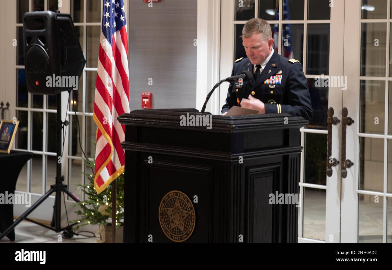 Il Lt. Col. Brad Hanna, Oklahoma National Guard state Chaplain, parla alla cerimonia Gold Star Family Dinner and Tree Lighting tenutasi al Phillips Pavilion presso l'Oklahoma Governor's Mansion di Oklahoma City, il 3 dicembre 2022. La cerimonia Gold Star Family Dinner and Tree Lighting si è tenuta per onorare i 20 membri della Guardia Nazionale dell'Oklahoma che sono morti all'estero dal 11 settembre 2001. (Foto della Guardia Nazionale dell'esercito dell'Oklahoma di SPC. Caleb Stone) Foto Stock