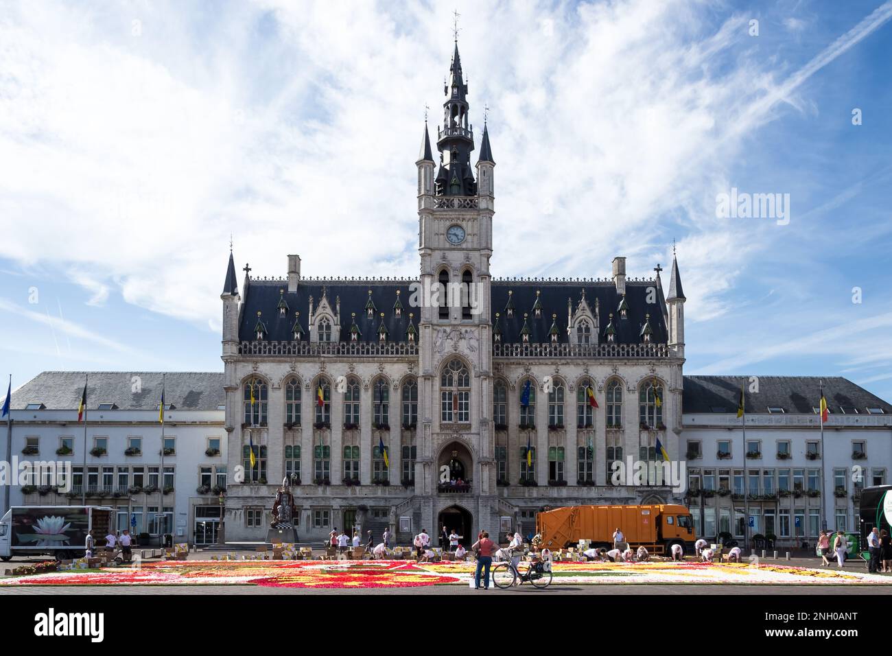 Dettaglio architettonico del municipio di Sint-Niklaas, città belga e comune situato nella provincia fiamminga delle Fiandre Orientali. Foto Stock
