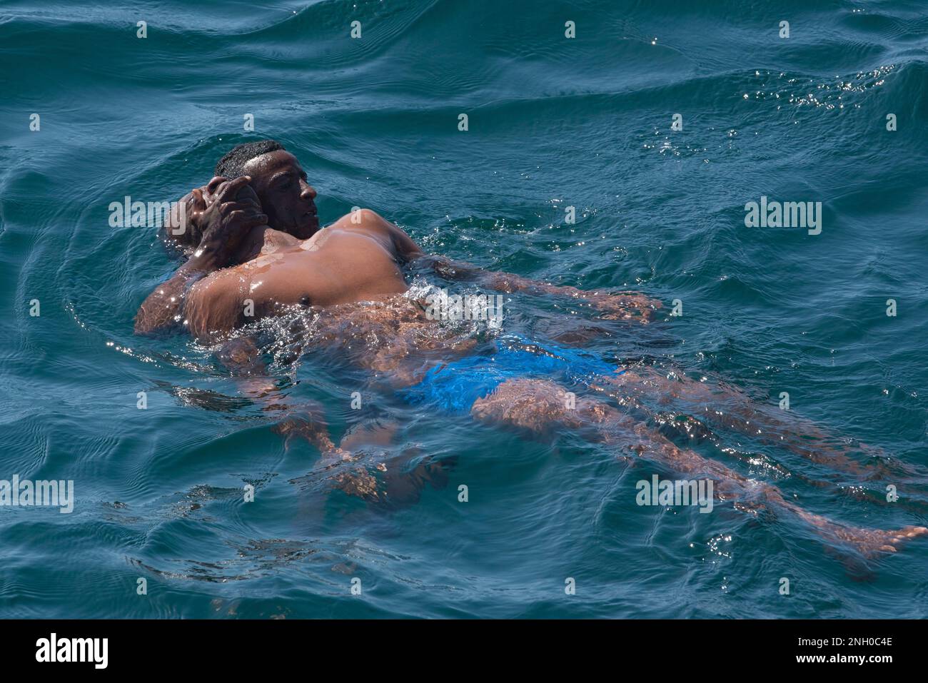 Un sommozzatore di salvataggio della guardia costiera del Gibuti esegue un salvataggio d'acqua simulato durante l'esercizio combinato di interoperabilità congiunta Bull Shark presso Arta Range, Gibuti, 3 dicembre 2022. L'esercizio consisteva in operazioni simulate di recupero del personale idrico e del terreno. (Foto del Dipartimento della Difesa degli Stati Uniti Personale dell'aeronautica militare Sgt. Thomas Johns) Foto Stock