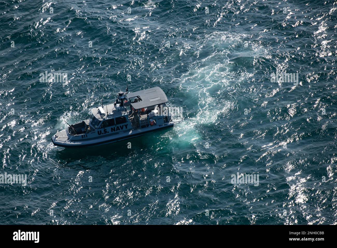 Una pattuglia di 34 piedi di classe Dauntless assegnata a Maritime Expeditionary Security Squadron Eleven (MSRON-1), protegge l'area durante l'esercizio Bull Shark, vicino Arta Range, Gibuti, 3 dicembre 2022. MSRON-1 fornisce sicurezza portuale e portuale, protezione di beni di alto valore e operazioni di sicurezza marittima nelle vie navigabili costiere del Golfo di Tadjoura. (Foto del Dipartimento della Difesa del personale Sgt. Dallin Wrye) Foto Stock