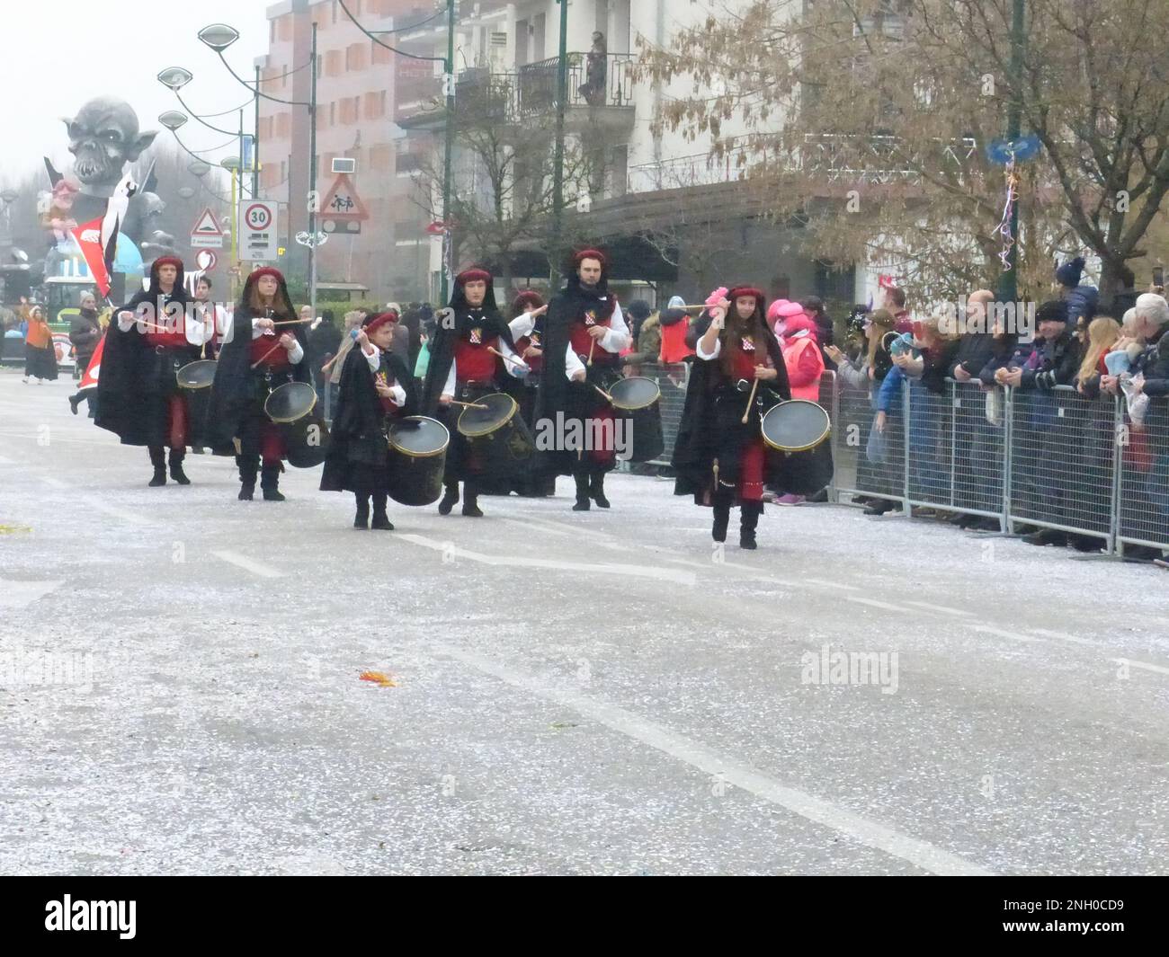 Campo Santa Maria Formosa, Venezia, Italia. Feb 19, 2023. Il Carnevale di Venezia del 2023 si apre con sfilate, spettacoli improvvisati, maschere veneziane ed elaborati costumi rinascimentali, mentre la Città di Venezia tenta di recuperare la sua magia nell'era Post-CoVid. Credit: ©Julia Mineeva/EGBN TV News/Alamy Live News. Foto Stock