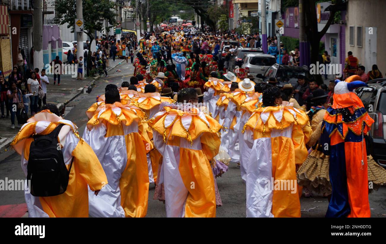 San Paolo, Brasile. 19th Feb, 2023. I festaioli boliviani che ballano durante la festa annuale del blocco di strada sanno come 'Carnevale boliviano' Eon il terzo giorno di Carnevale il 19 febbraio 2023 a Sao Paulo, Brasile. Secondo il consiglio comunale di São Paolo, durante la settimana del Carnevale si tengono più di 500 blocchi di strada (BLOCOS de rua) e si prevede che vi parteciperanno più di 15 milioni di persone. Credit: CRIS FAGA/Alamy Live News Foto Stock