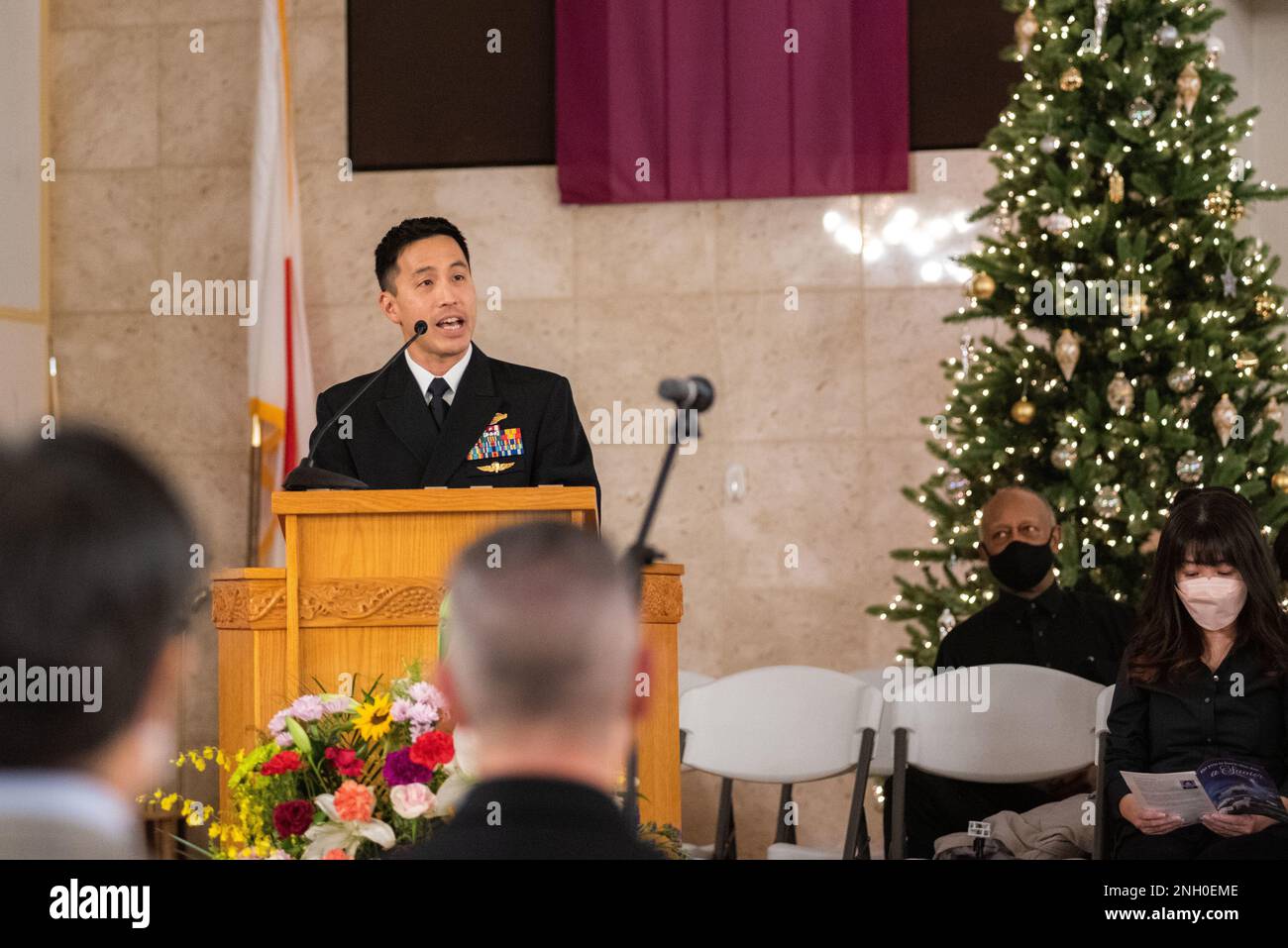 YOKOSUKA, Giappone (4 dicembre 2022) – CMdR. David Kim, cappellano di comando, Comandante, attività della flotta Yokosuka (CFAY), accoglie la congregazione alla 39th° Celebrazione Internazionale di Natale che si tiene presso la Cappella della speranza della CFAY. La celebrazione è stata aperta a tutte le denominazioni per celebrare la stagione di festa con la fratellanza, il cibo e un servizio domenicale. Per più di 75 anni, CFAY ha fornito, mantenuto e gestito strutture e servizi di base a sostegno delle forze navali della flotta statunitense 7th, dei comandi locatari e di migliaia di militari e civili e delle loro famiglie. Foto Stock