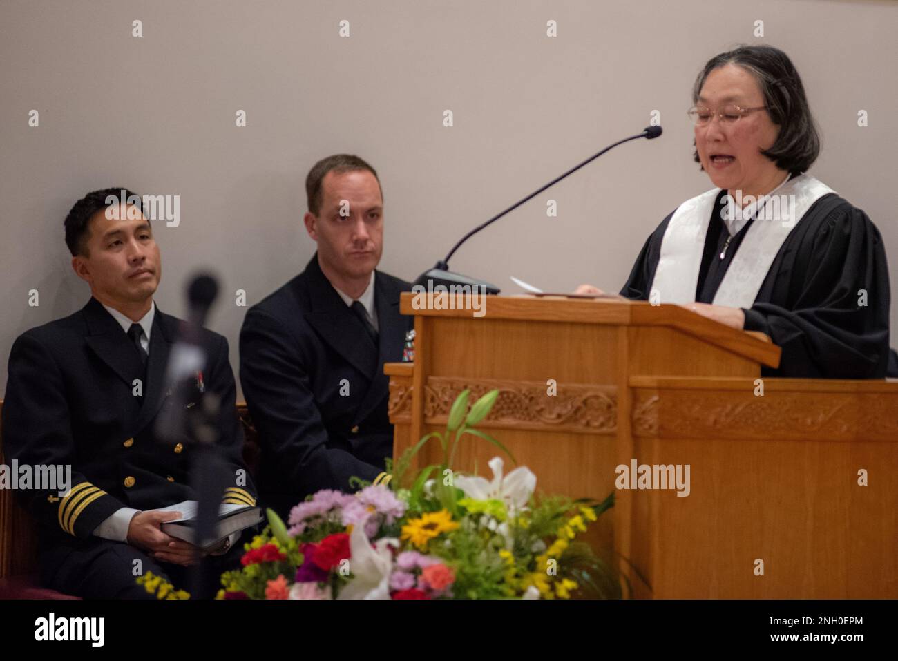 YOKOSUKA, Giappone (4 dicembre 2022) – il Rev. Yasuko Shibata, della Chiesa di Musashino Yokosuka, consegna il messaggio alla 39th° Celebrazione Internazionale di Natale tenutasi presso la Cappella della speranza a bordo del Comandante, Fleet Activities Yokosuka (CFAY). La celebrazione è stata aperta a tutte le denominazioni per celebrare la stagione di festa con la fratellanza, il cibo e un servizio domenicale. Per più di 75 anni, CFAY ha fornito, mantenuto e gestito strutture e servizi di base a sostegno delle forze navali della flotta statunitense 7th, dei comandi locatari e di migliaia di militari e civili e del Foto Stock