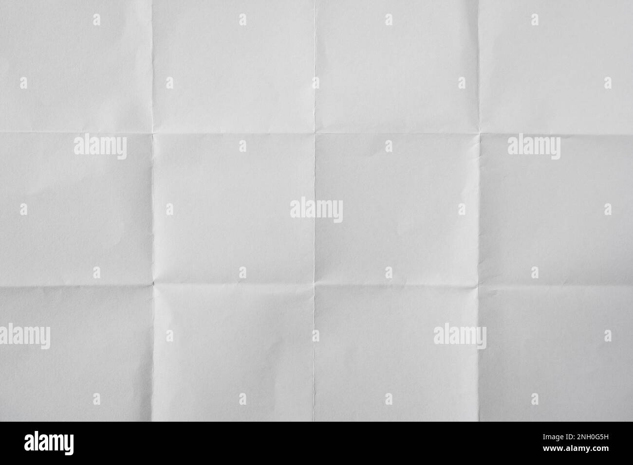 Carta bianca piegata quattro volte sullo sfondo Foto Stock