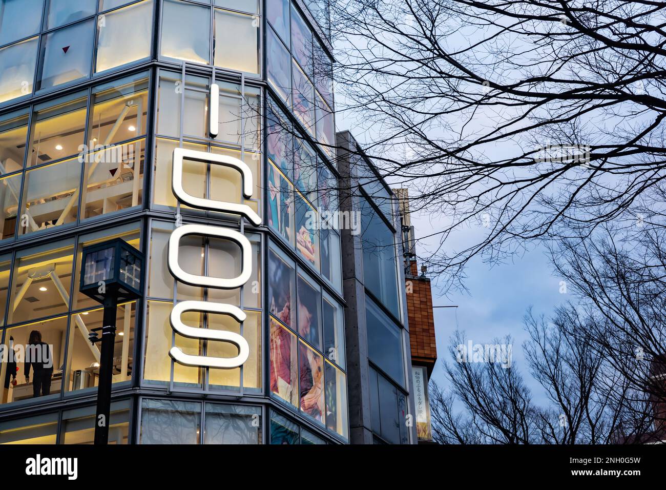 Tokyo, Giappone - 14 febbraio 2023: Iqos, un marchio di sigarette elettroniche, negozio nella città di Shibuya. Foto Stock