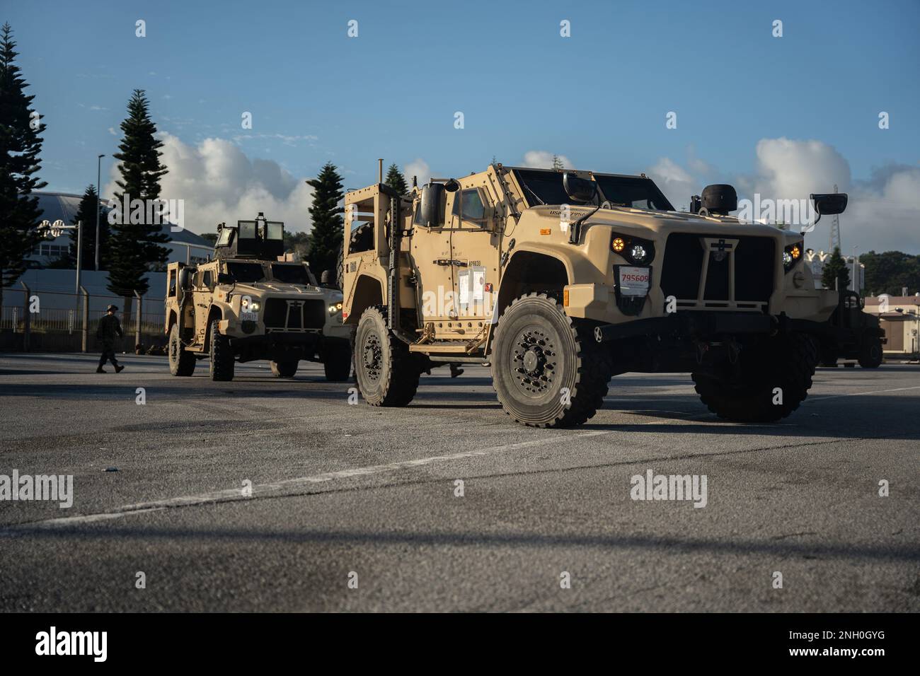 STATI UNITI Marines con Battle Logistics Battalion 4, Combat Logistics Regiment 3, 3rd Marine Logistics Group, posizionare i veicoli tattici leggeri congiunti a caricare sugli Stati Uniti Army Landing Craft Utility Calaboza durante l'esercizio cavallo da lavoro invernale 23 a Naha Military Port, Okinawa, Giappone, 4 dicembre 2022. Winter Workhorse è un esercizio annuale per CLR-3 che si addestra per svolgere compiti mission-essenziale in ambienti austeri e di tipo futuro. Foto Stock