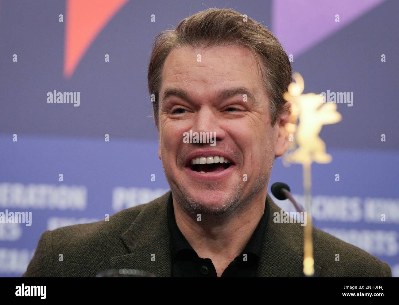 Berlino, Germania. 19th Feb, 2023. Matt Damon, attore e produttore, ride alla conferenza stampa per il film berlinale "Kiss the Future". Il film è proiettato al Berlinale Special Gala. Il 73rd° Festival Internazionale del Cinema si terrà fino al 26 febbraio 2023. Credit: Soeren Stache/dpa/Alamy Live News Foto Stock