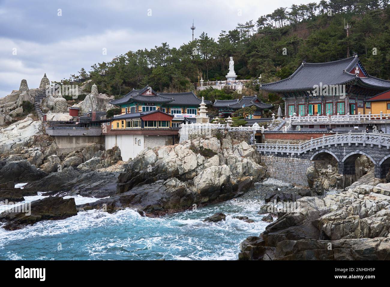 Tempio buddista di Haedong Yonggungsa a Gijang-gun, Busan, Corea del Sud, il 16 febbraio 2023 Foto Stock
