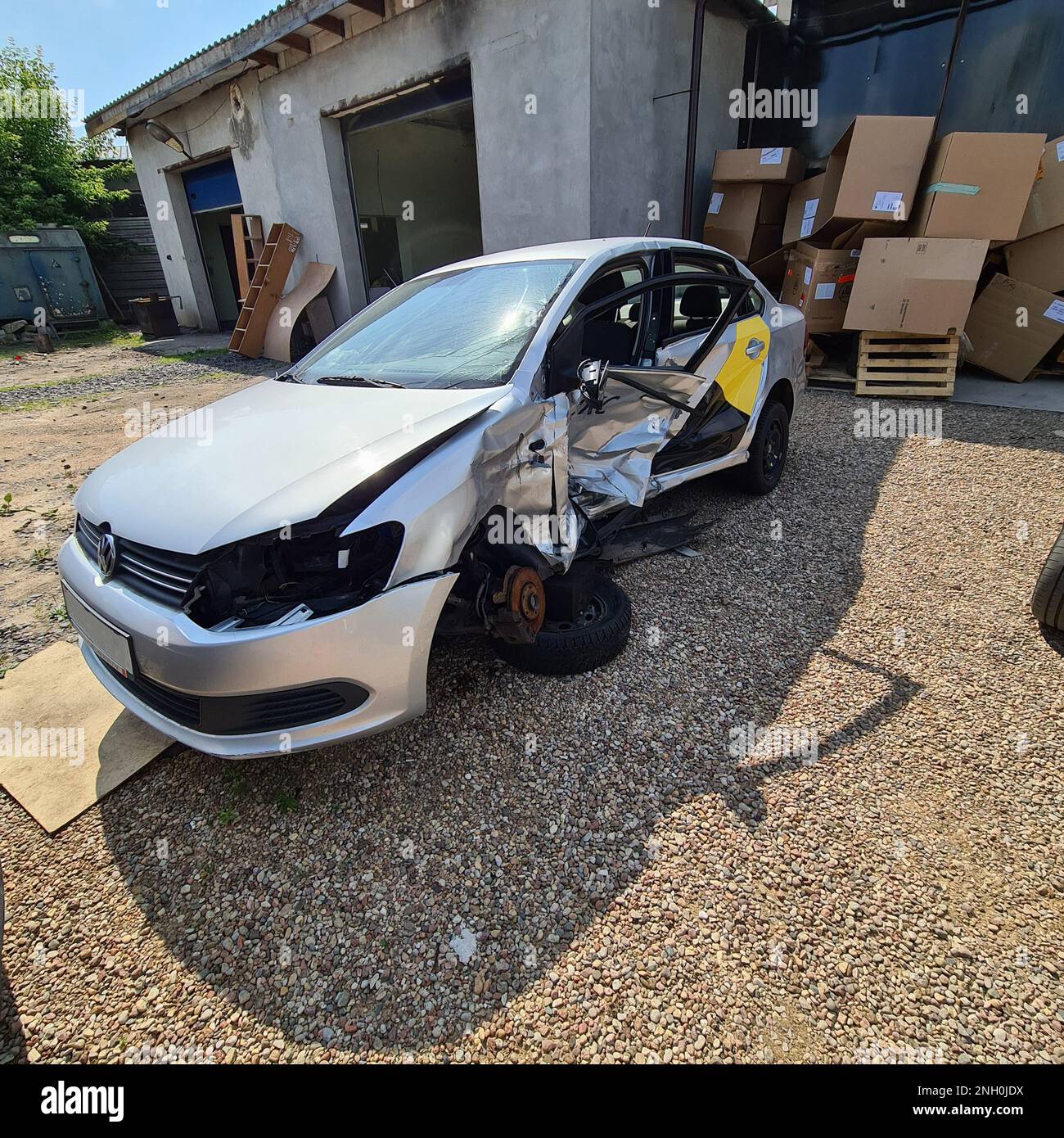 Tbilisi, Georgia - 26 luglio 2022: Rotto grigio Volkswagen berlina taxi auto. Foto Stock