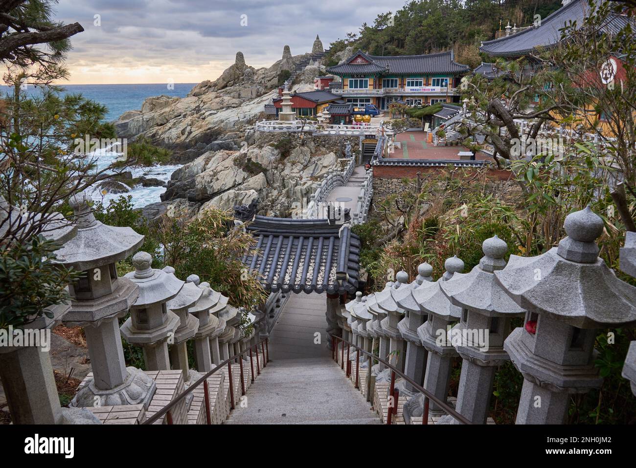 Tempio buddista di Haedong Yonggungsa a Gijang-gun, Busan, Corea del Sud, il 16 febbraio 2023 Foto Stock