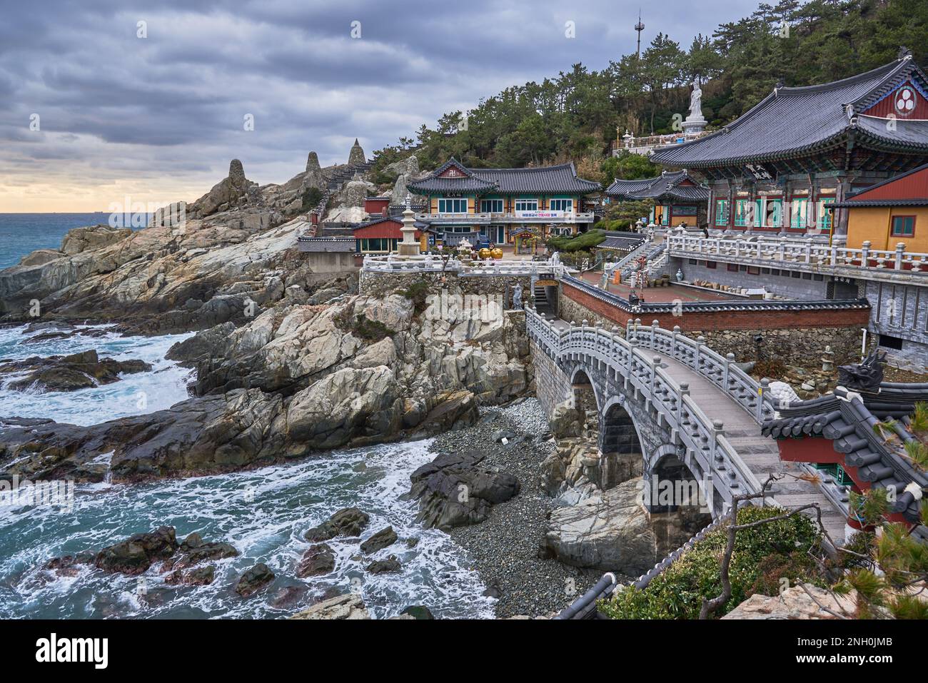 Tempio buddista di Haedong Yonggungsa a Gijang-gun, Busan, Corea del Sud, il 16 febbraio 2023 Foto Stock