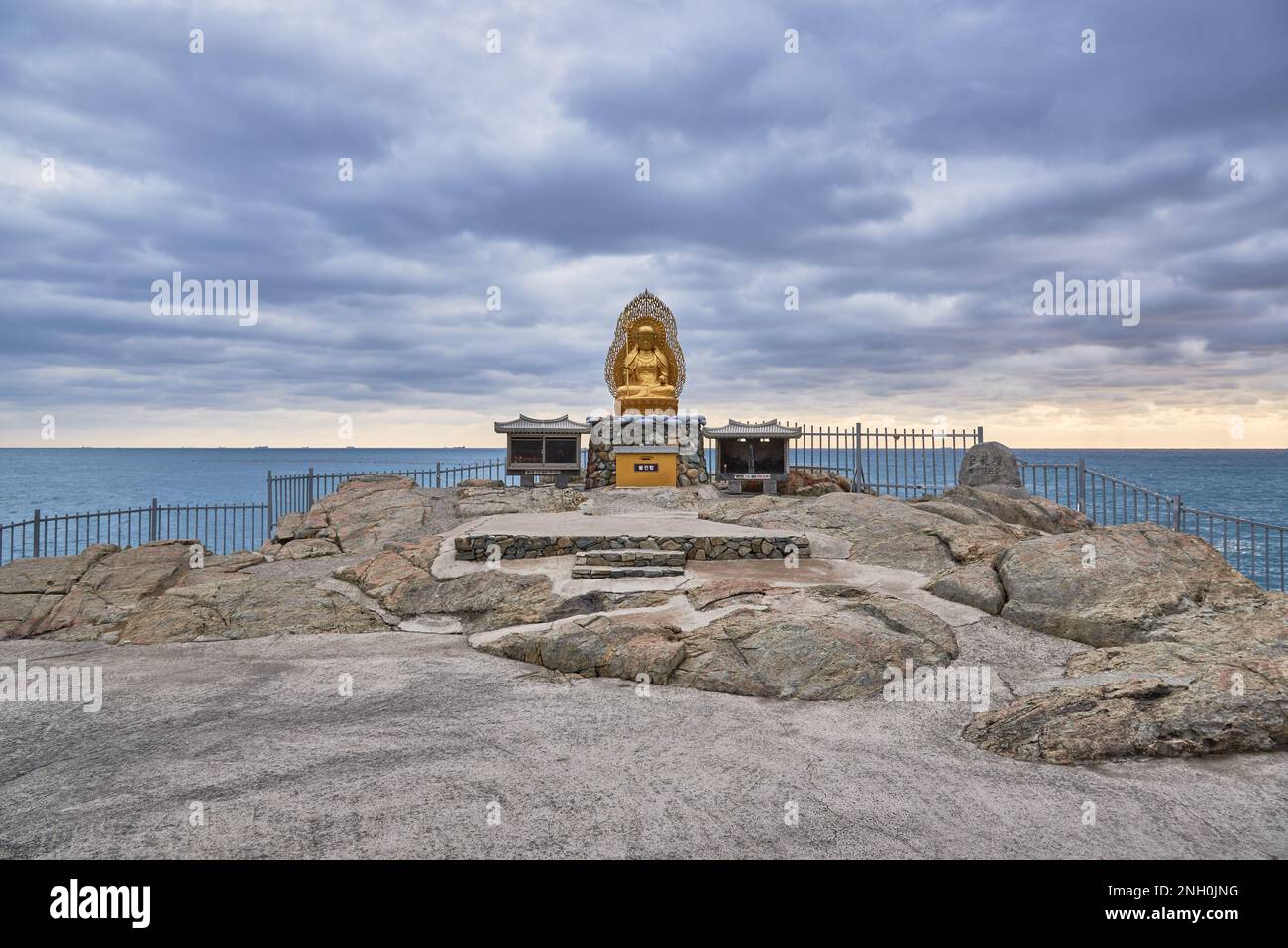 Tempio buddista di Haedong Yonggungsa a Gijang-gun, Busan, Corea del Sud, il 16 febbraio 2023 Foto Stock