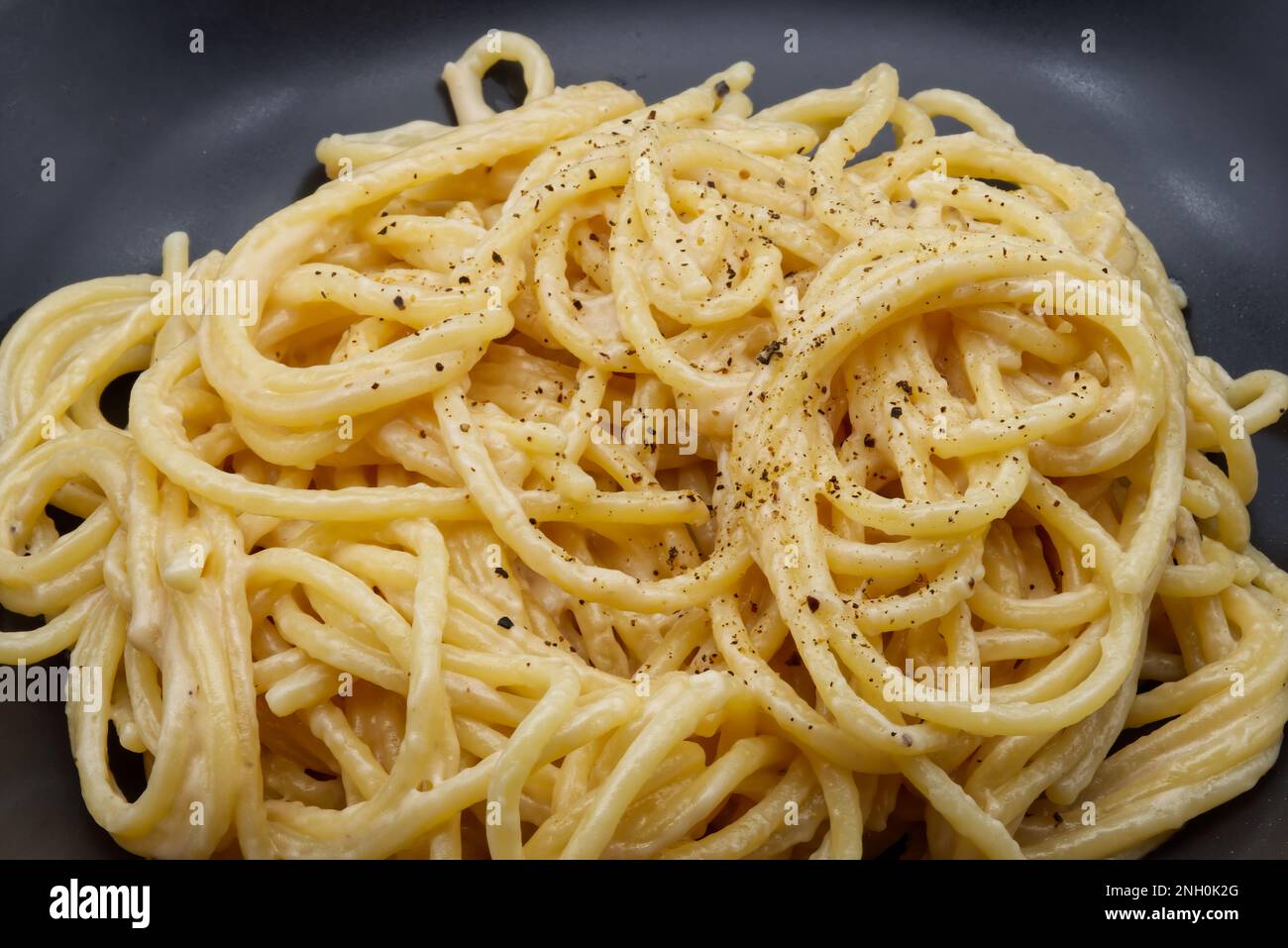 Spaghetti cacio e pepe isolato su sfondo bianco. Foto Stock