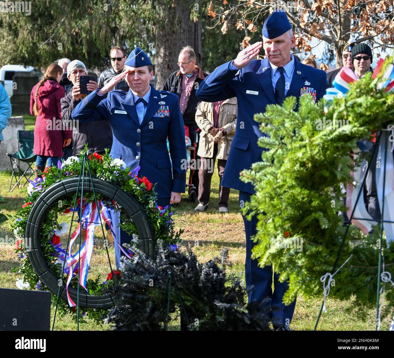 Brig. Generale Denise Donnell, il comandante della Guardia Nazionale aerea di New York, Jeffery Trottier, dopo aver prestato giuramento al presidente Joseph Biden presso la tomba del presidente Martin Van Buren a Kinderhook, New York, il 240th° anniversario della sua nascita, il 5 dicembre 1872. Dal 1967 gli ufficiali militari hanno presentato una corona dell'attuale presidente nella tomba dei precedenti presidenti in occasione dell'anniversario della loro nascita. ( STATI UNITI Foto della Guardia Nazionale dell'esercito del personale Sgt. Matthew Gunther) Foto Stock