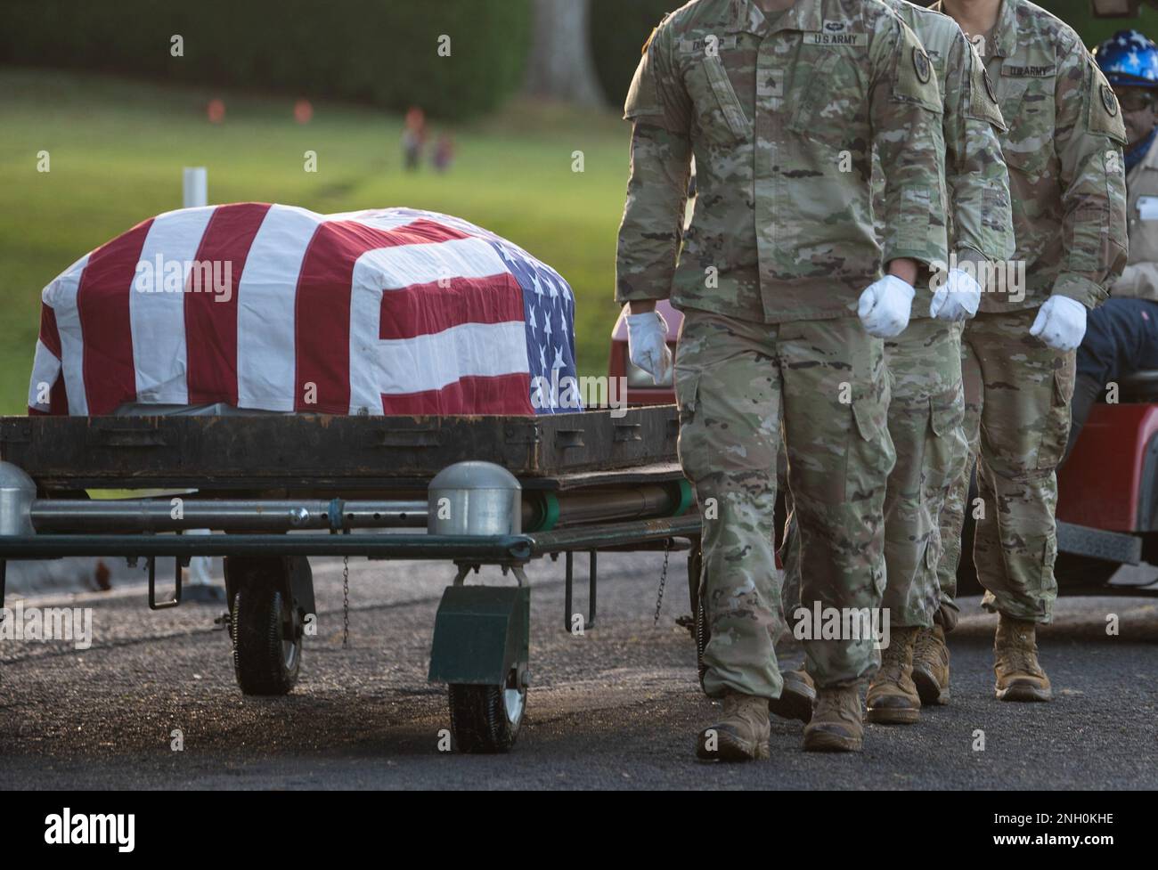 I membri della Defence POW/mia Accounting Agency (DPAA) marciano accanto a una scriglia durante una cerimonia di discordia al National Memorial Cemetery of the Pacific, Honolulu, Hawaii, 5 dicembre 2022. La cerimonia è stata parte degli sforzi del DPAA per disinter i resti di membri del servizio sconosciuti persi durante la seconda guerra mondiale e la guerra di Corea. Questa cerimonia ha segnato il completamento della fase quattro su sette fasi di disinternamento per il progetto di disinternamento della Guerra di Corea . La missione di DPAA è quella di ottenere la contabilità più completa possibile per il personale degli Stati Uniti mancante e non contabilizzato per le loro famiglie e la nazione. Foto Stock