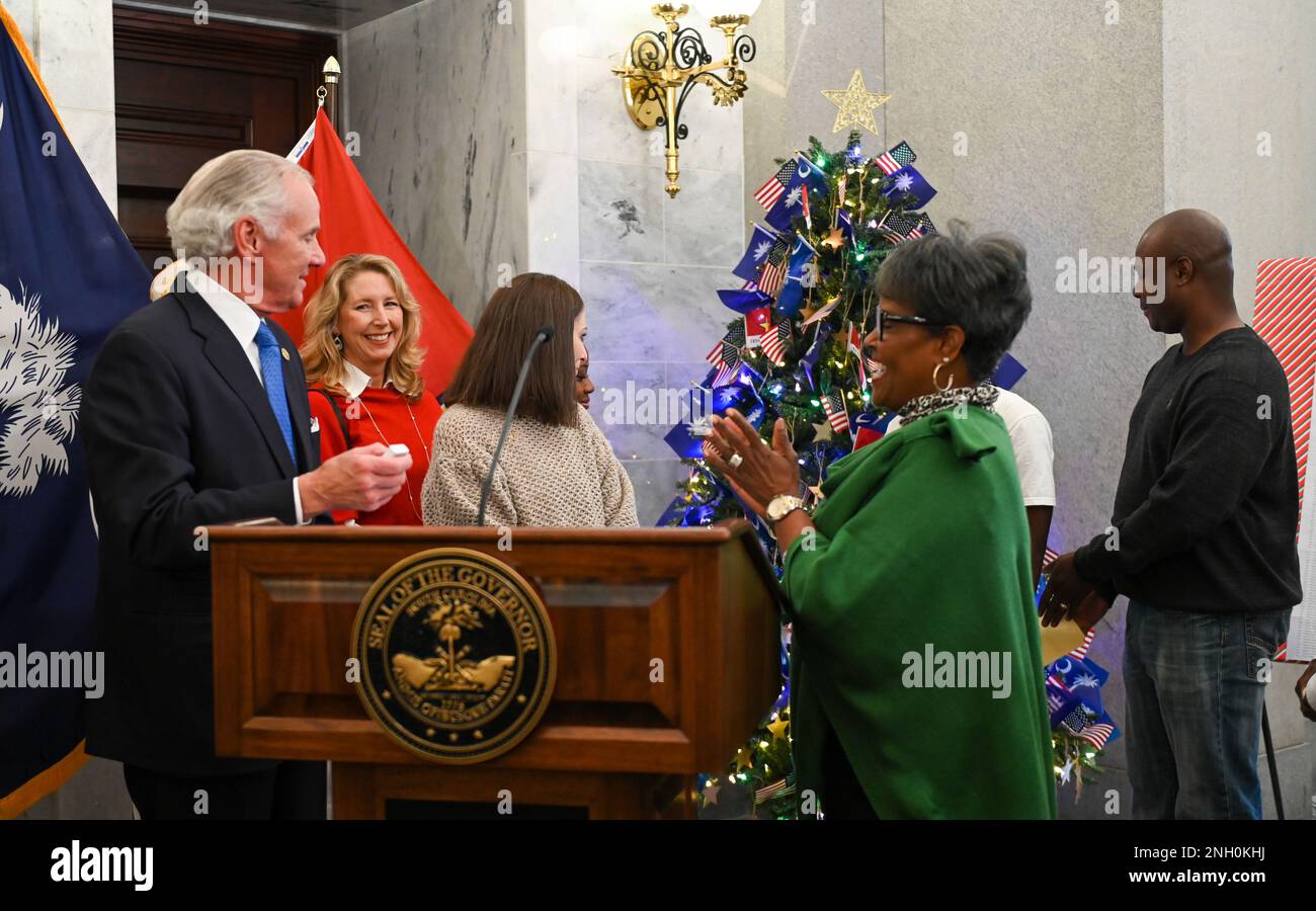 Il maggiore dell'esercito degli Stati Uniti, Gen. Van McCarty, generale aggiunto della Carolina del Sud, si unisce al governatore Henry McMaster, ai rappresentanti dell'associazione Gold Star Mothers e alle famiglie dei membri del servizio caduti della Guardia Nazionale del Sud Carolina, nel condurre una cerimonia di illuminazione e dedizione "Tree for the Fallen" presso la state House di Columbia, South Carolina, 5 dicembre 2022. L'albero sarà in mostra presso la casa di stato durante le vacanze come omaggio a tutti i membri del servizio caduti della Carolina del Sud. Foto Stock