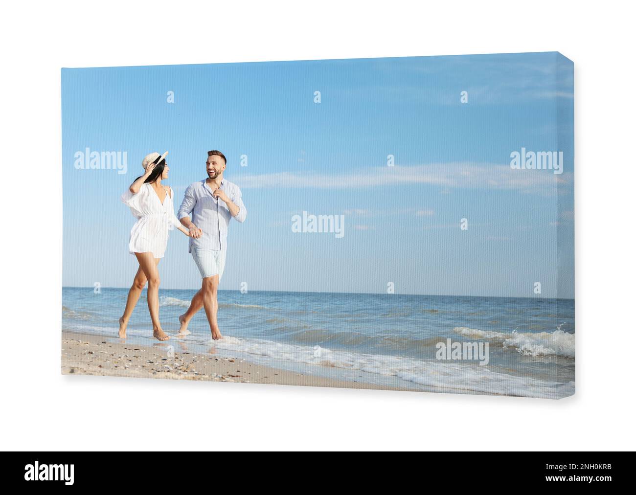 Foto stampata su tela, sfondo bianco. Felice giovane coppia che corre insieme sulla spiaggia Foto Stock