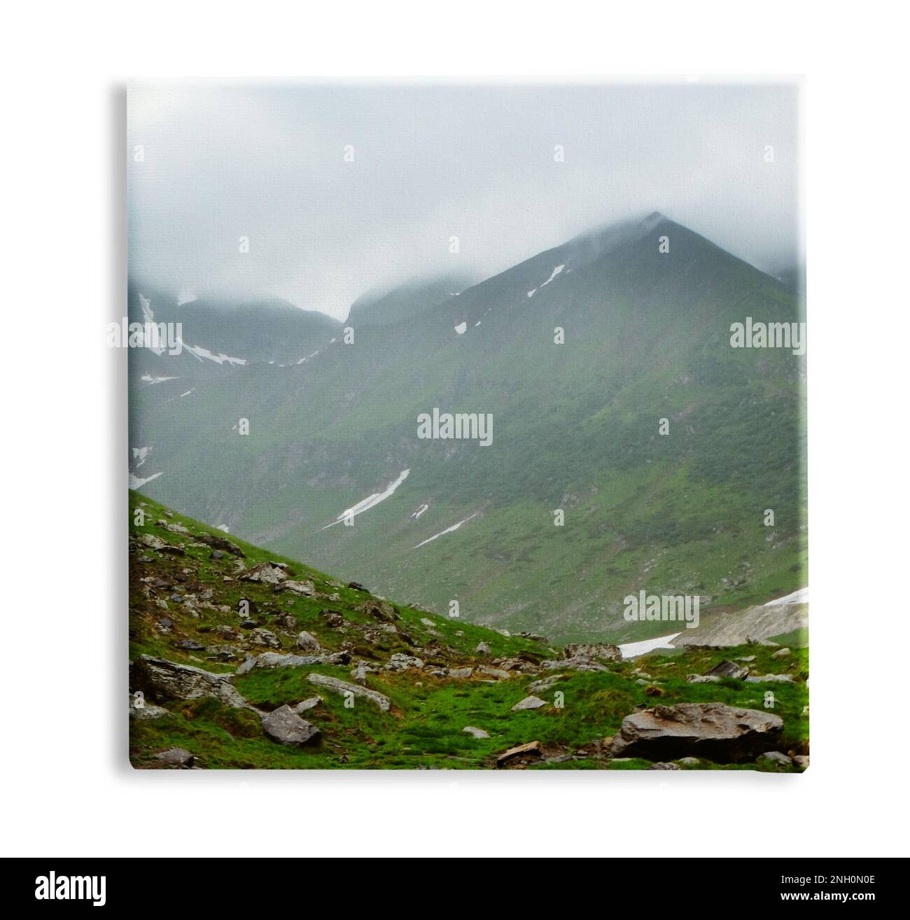 Foto stampata su tela, sfondo bianco. Vista pittoresca di montagne nebbiose e cielo nuvoloso Foto Stock