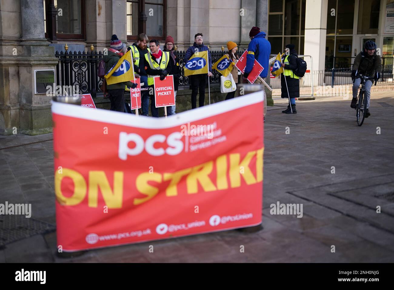 Foto del file datata 01/02/23 dei membri del sindacato dei servizi pubblici e commerciali (PCS) sulla linea del picket fuori dalla Victoria Square House di Birmingham. I funzionari che lavorano per l'Agenzia per la salute degli animali e delle piante (APHA) iniziano la loro seconda settimana di sciopero lunedì. Data di emissione: Lunedì 20 febbraio 2023. Foto Stock