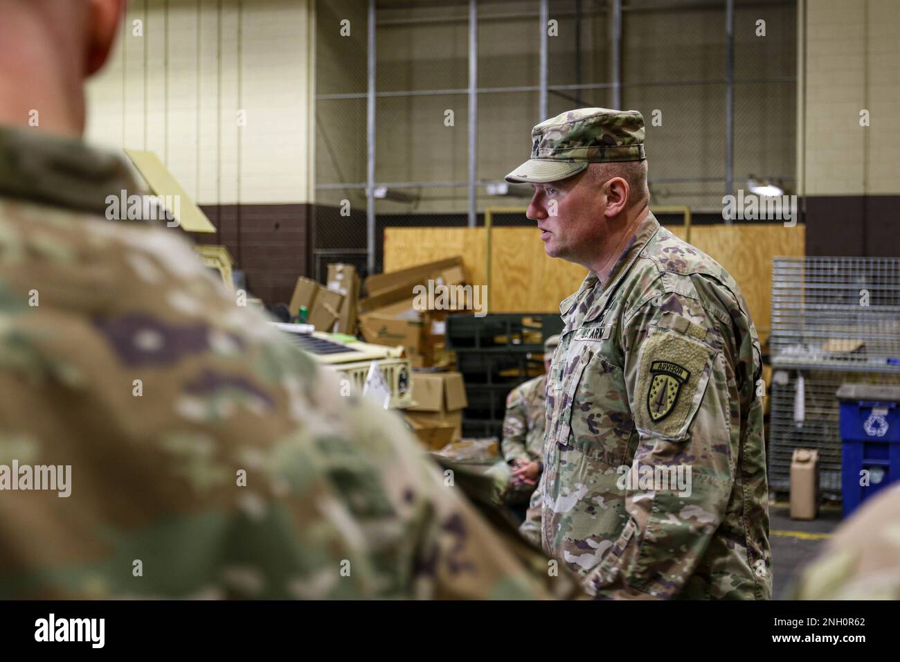 Jeremey Secrest, comandante di 4th battaglione, 1st Security Force Assistance Brigade, briefing durante una prova integrata del consulente, dicembre 5, a ft. Benning, GA. La prova integrata del consulente è progettata per garantire che i consulenti comprendano come assisteranno e consiglieranno i partner militari stranieri durante le operazioni di combattimento su larga scala. STATI UNITI Foto dell'esercito di Major Jason Elmore. Foto Stock