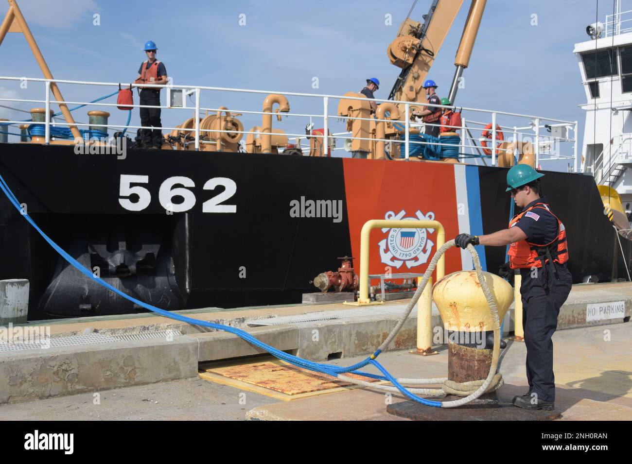 STATI UNITI Coast Guardsmen dalla gara di boa costiera USCGC Maria Bray (WLM-562) fare i preparativi finali prima di iniziare dal settore della Guardia Costiera Jacksonville, Fla., 5 dicembre 2022. Maria Bray, lanciata nel 1999, è lunga 175 metri ed è tipicamente incaricata di mantenere gli aiuti alla navigazione, alla ricerca e al salvataggio e alle forze dell'ordine. Foto Stock